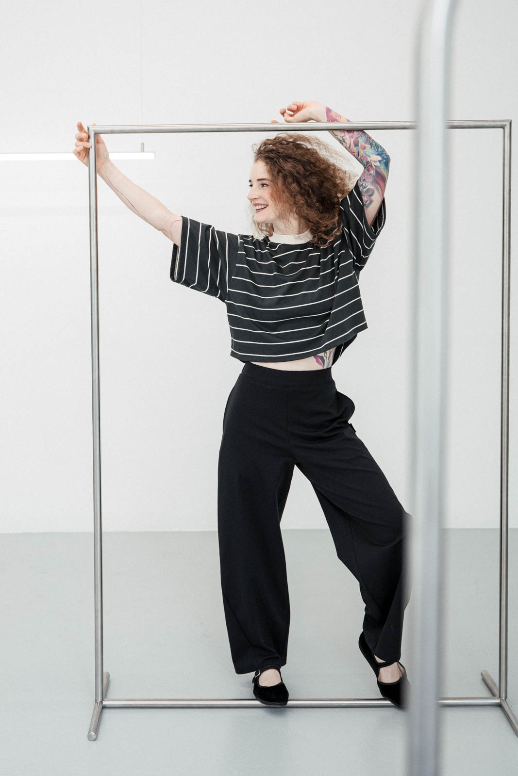 Tri�ka Lara anthracite/cream stripe
