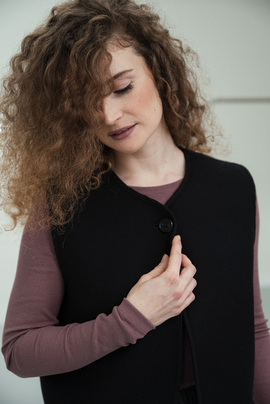 Vesty Kinga black wool teddy