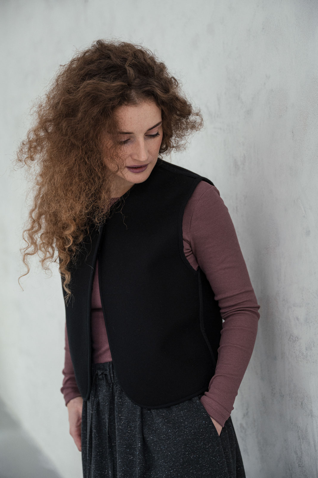 Vesty Kinga black wool teddy