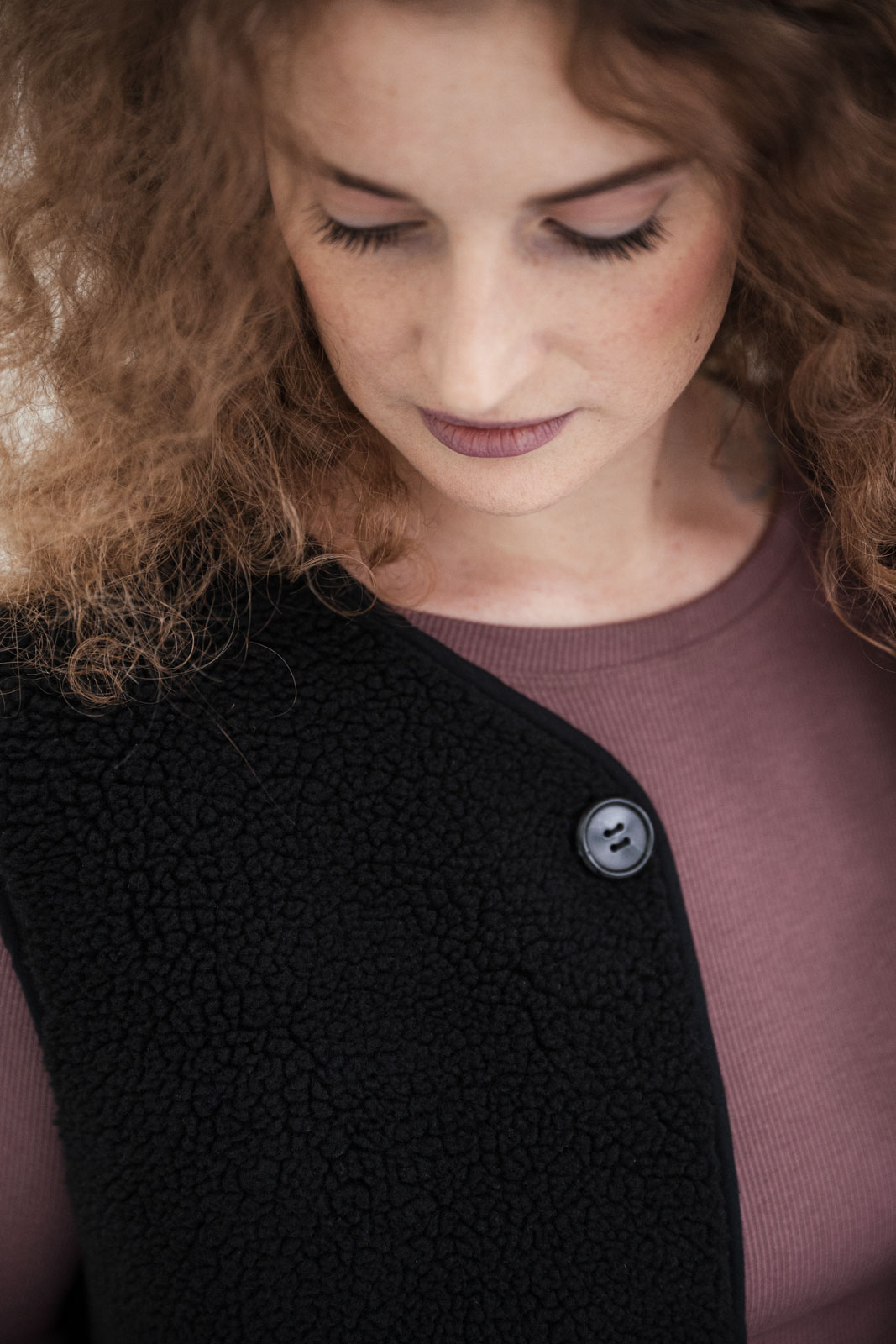 Vesty Kinga black wool teddy