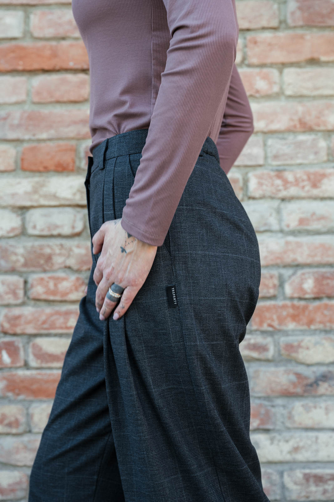 Kalhoty a �ortky Bela wool black cubes