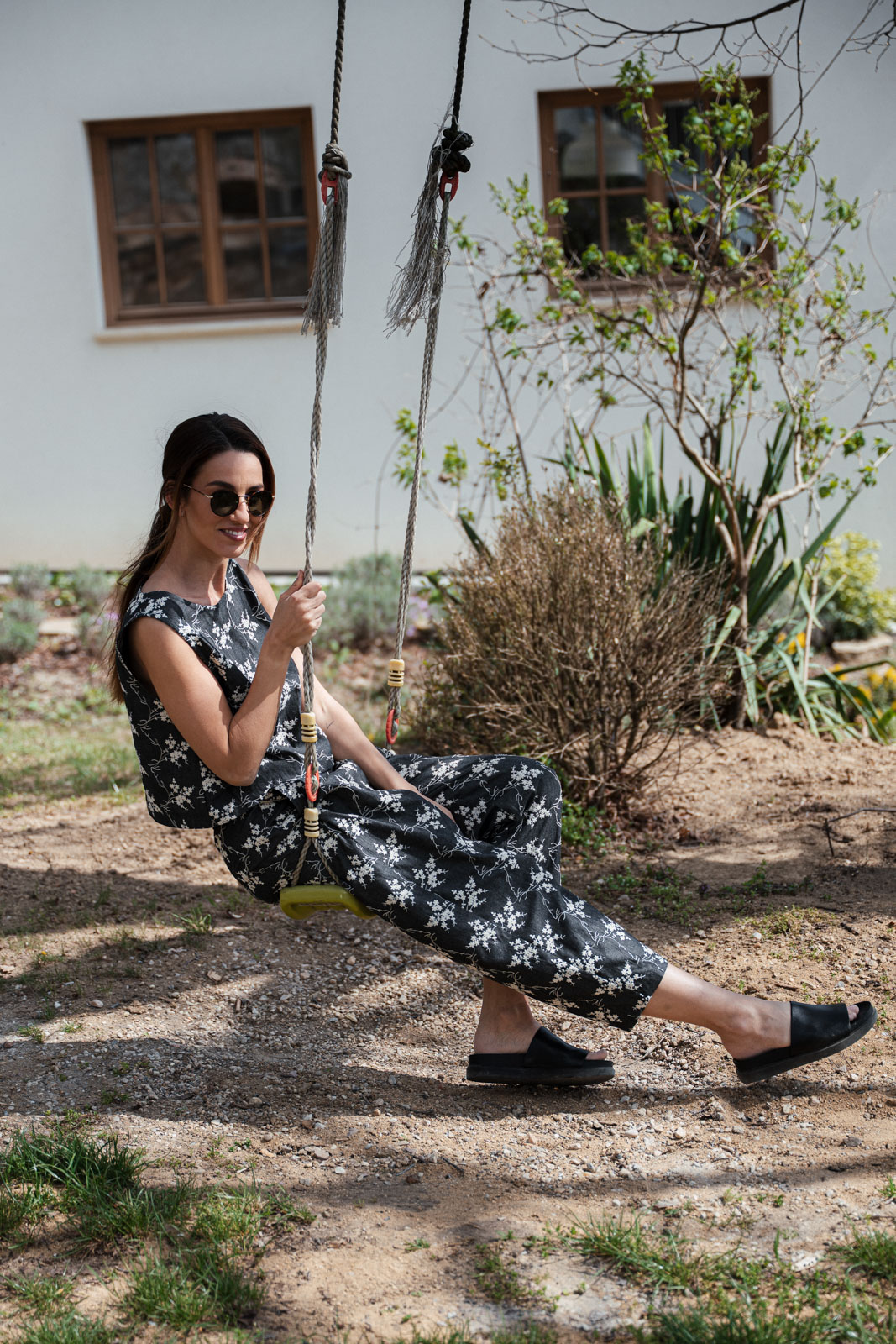 Kalhoty a �ortky Sunna Embroidery black jeans