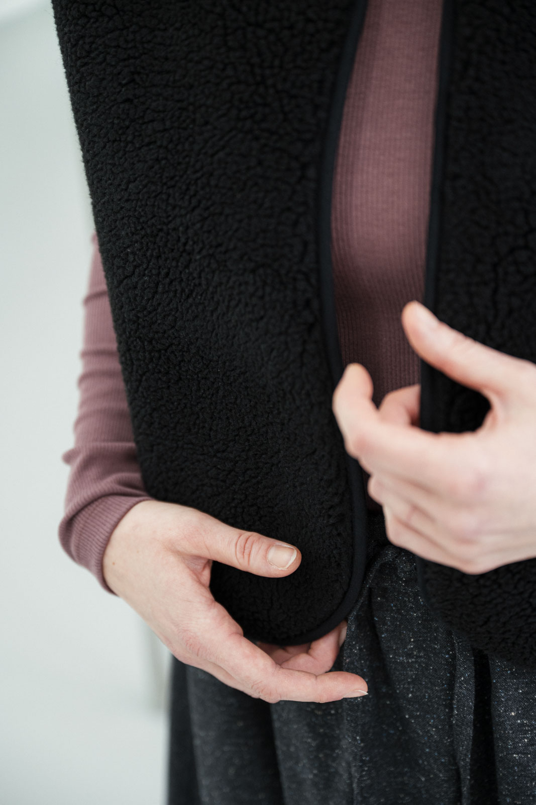 Vesty Kinga black wool teddy
