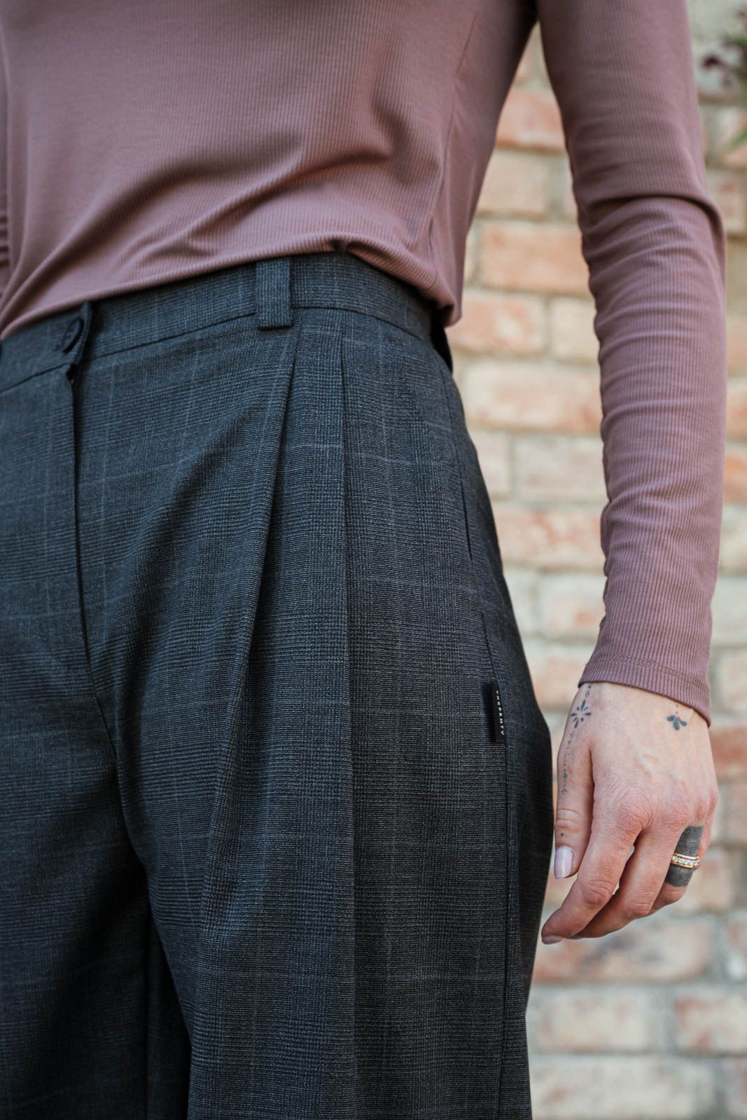 Kalhoty a �ortky Bela wool black cubes