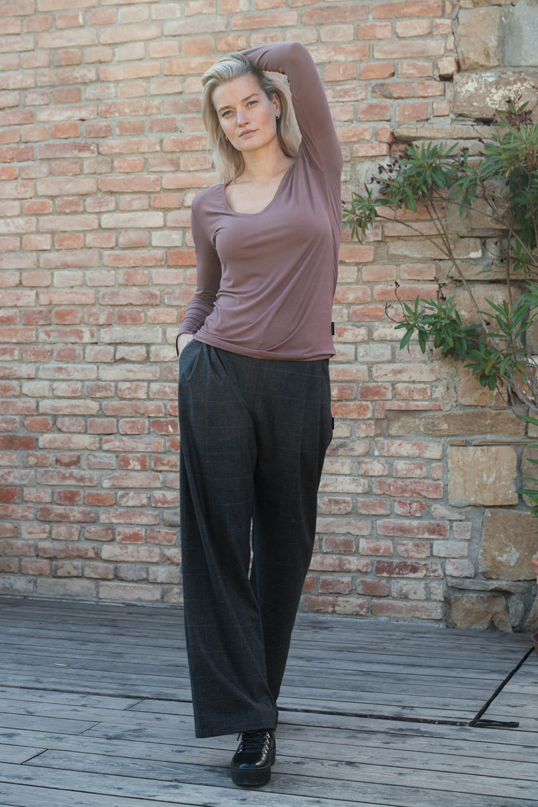 Kalhoty a �ortky Bela wool black cubes