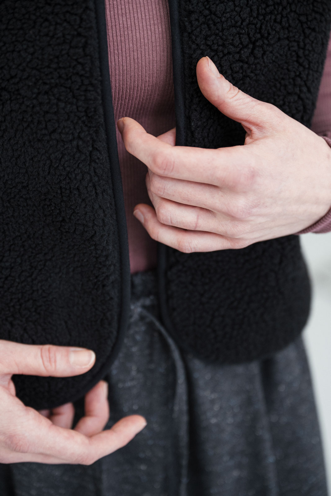Vesty Kinga black wool teddy