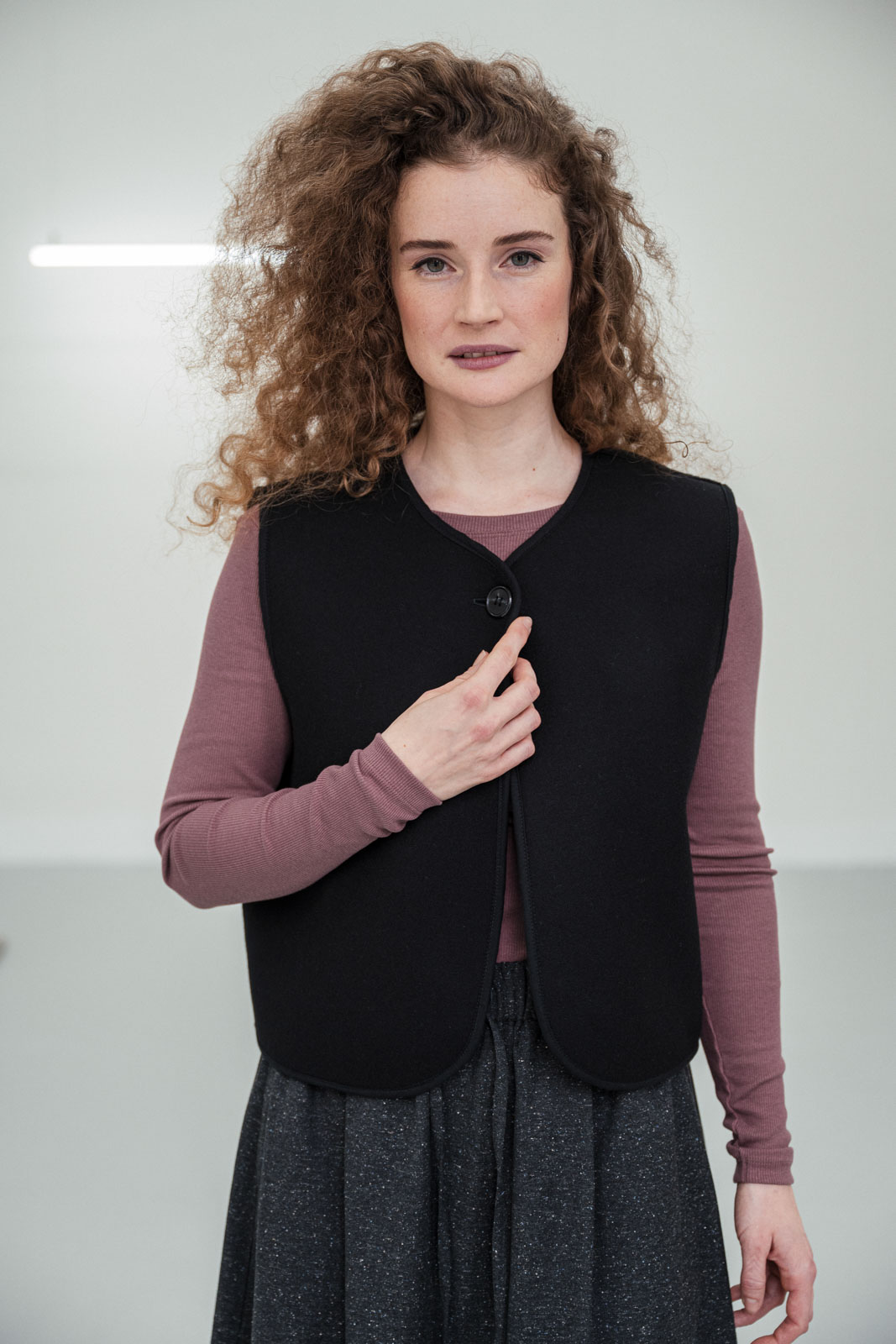 Vesty Kinga black wool teddy