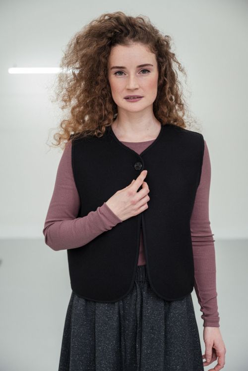 Vesty Kinga black wool teddy